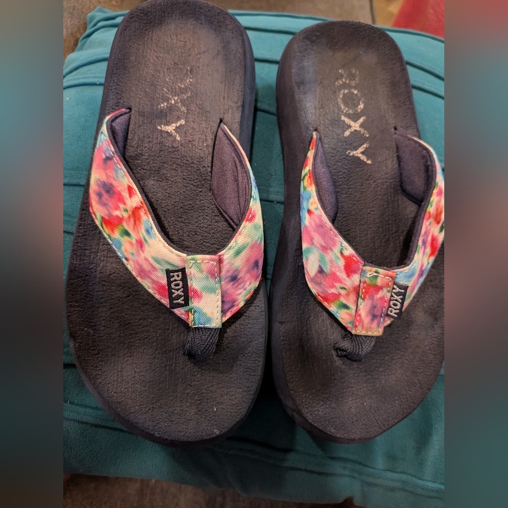 Roxy Multicolor Flip Flops with Black Soles EUC